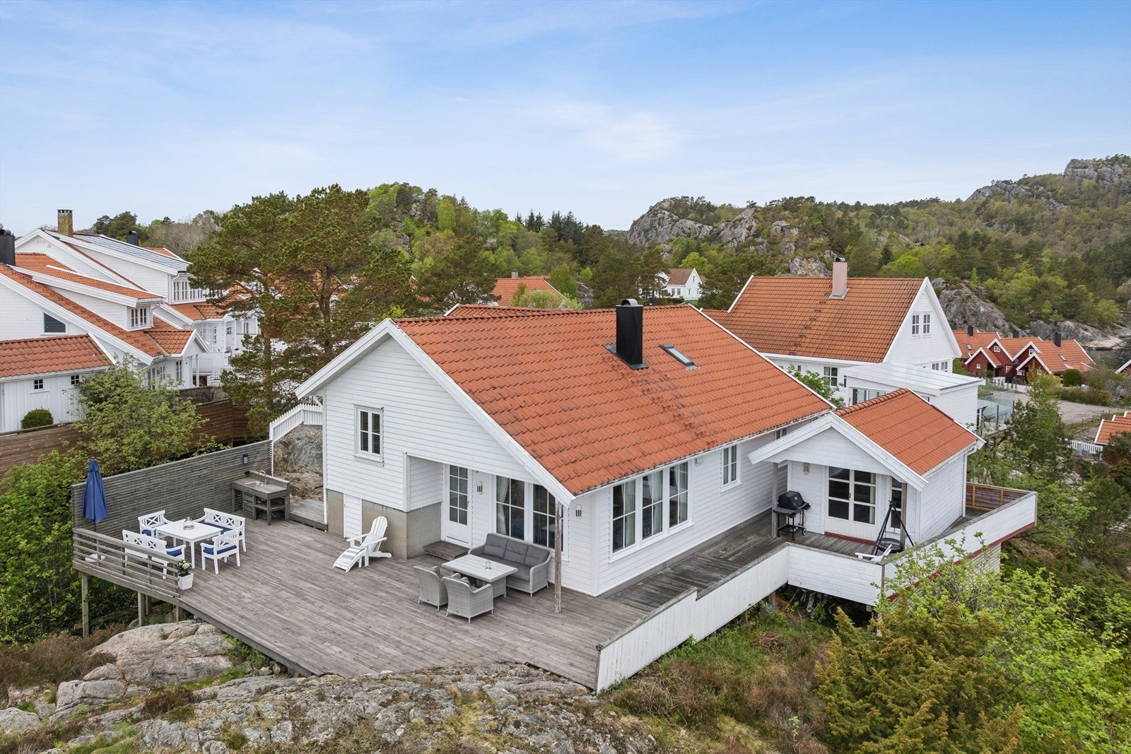 Hytta ligger sørvendt med gode solforhold fra morgen til kveld. Galleribilde