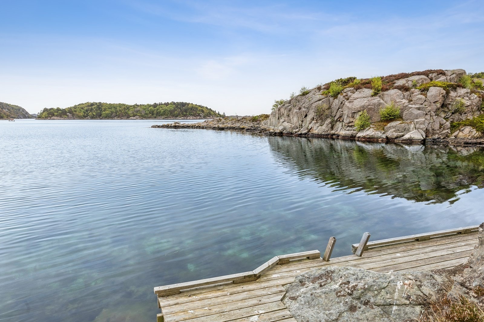 Brygge med badeplass rett nedenfor eiendommen. Galleribilde