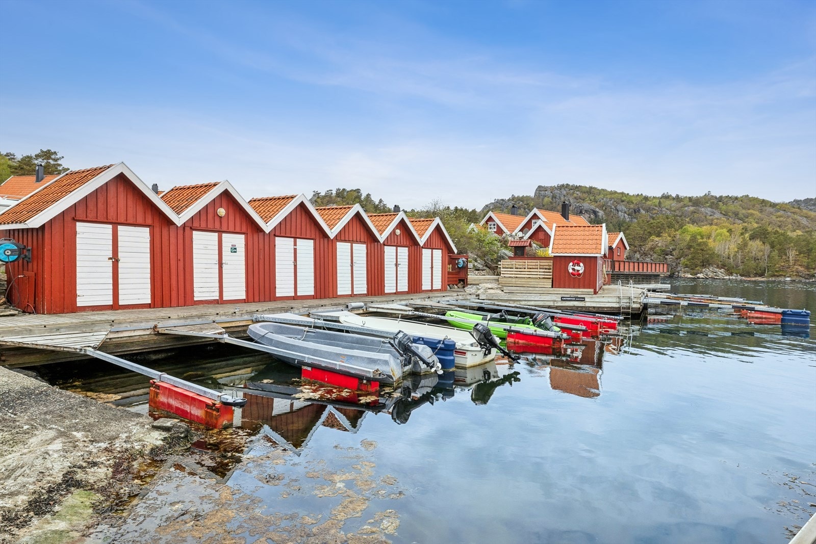 Med hytta følger det båtplass og en bod på brygga. Galleribilde