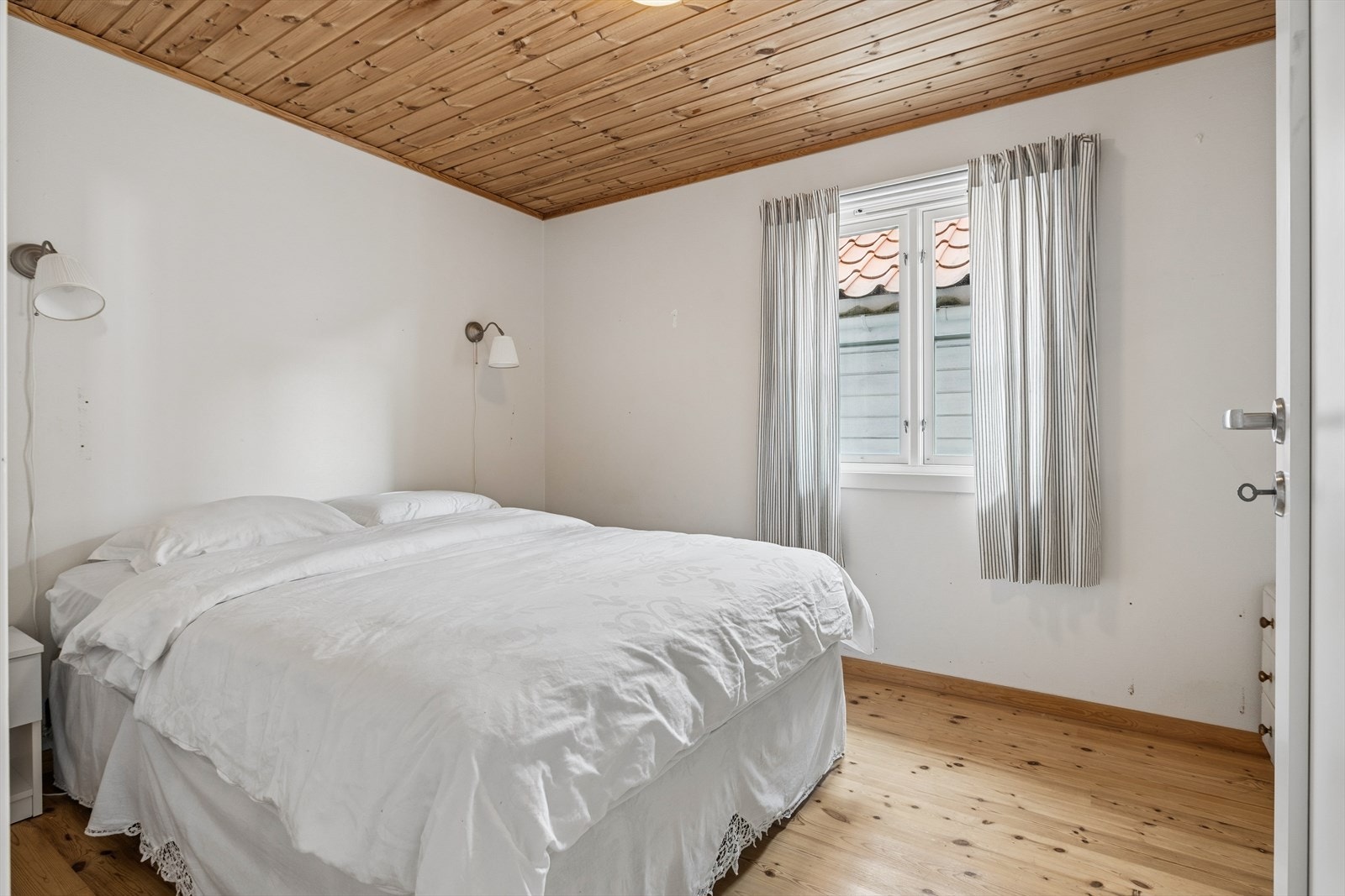 Soverom (1. plan) - Romslig og lyst rom med god plass til dobbeltseng, og oppbevaringsmøblement. Galleribilde