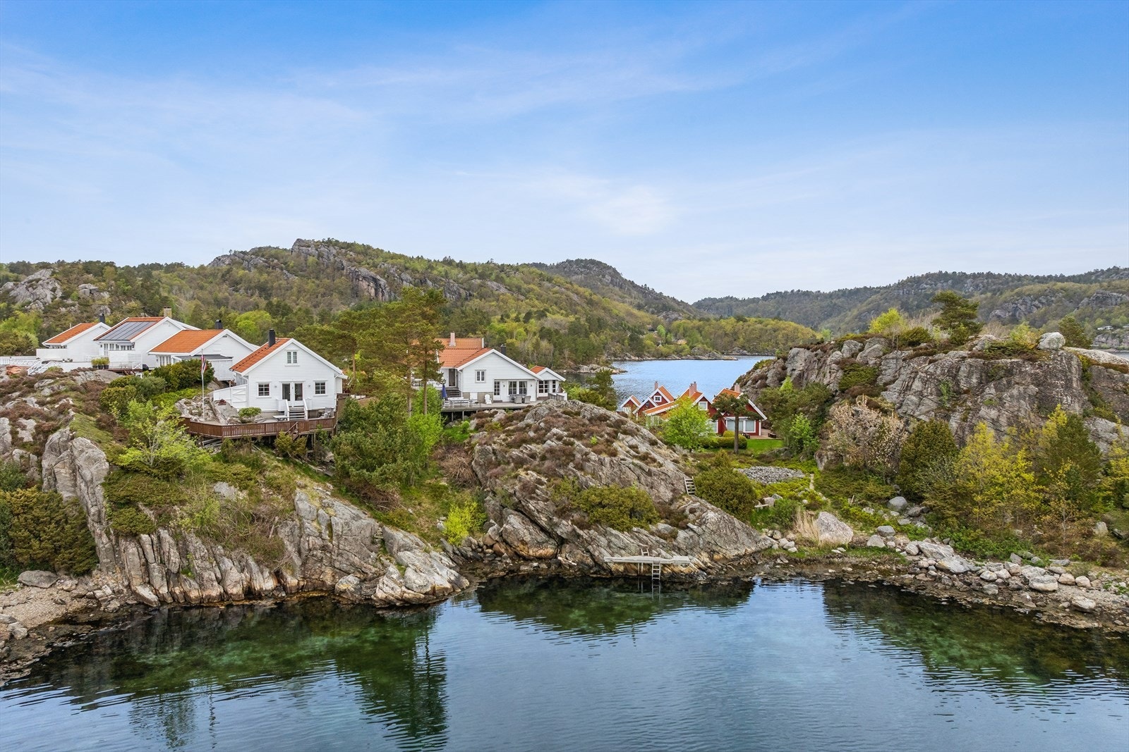 Hytta er en del av Børufsodden hytte forening - her har man alt man trenger for å nyte Sørlandet på sitt beste. Galleribilde