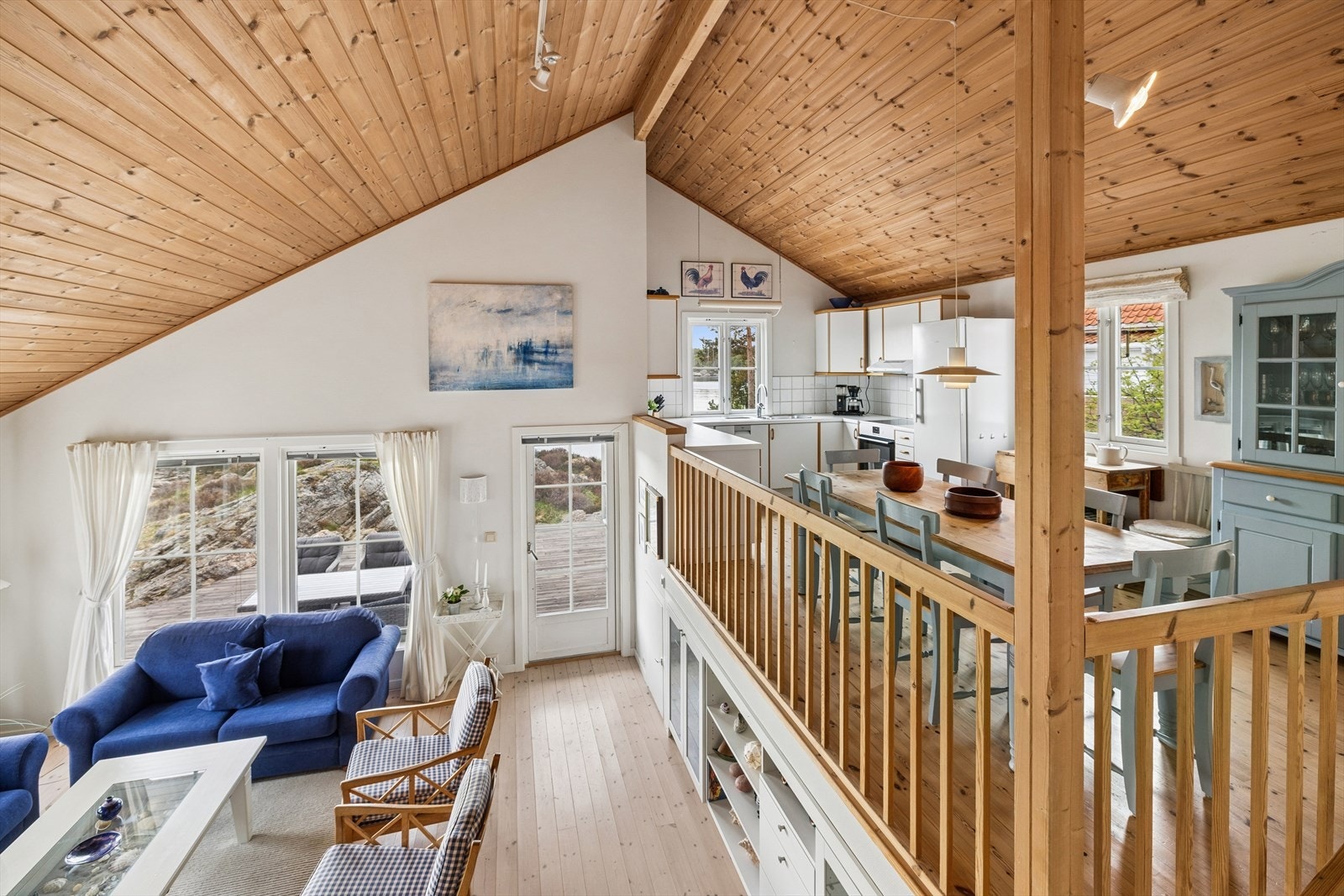 Fra hemsen har du full oversikt over stue og kjøkken! Galleribilde