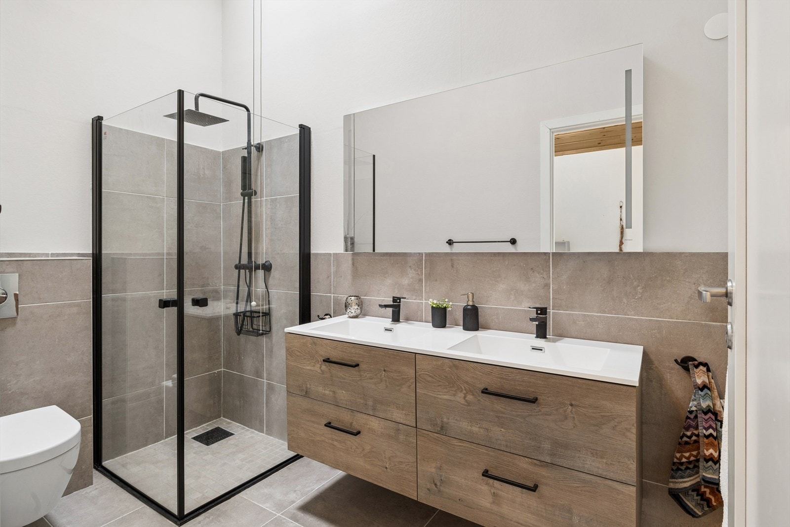 Baderom (2. plan) - Badet ble renovert i 2020 - 2021 og er av god standard. Galleribilde