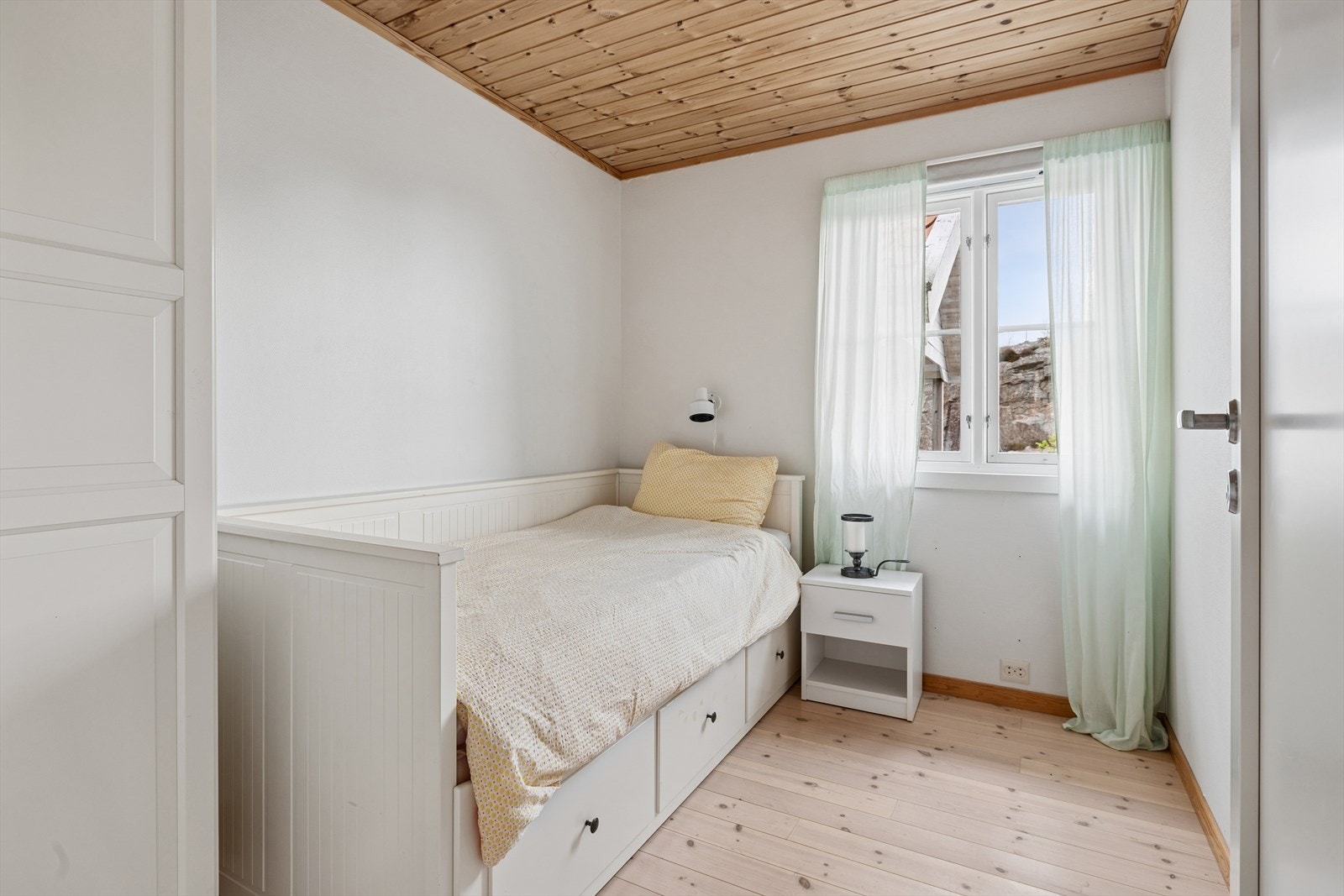 Soverom (1. plan) - Rommet er av god størrelse, med plass til stor enkeltseng, og skapplass. Perfekt som barnerom, eller gjesterom! Galleribilde