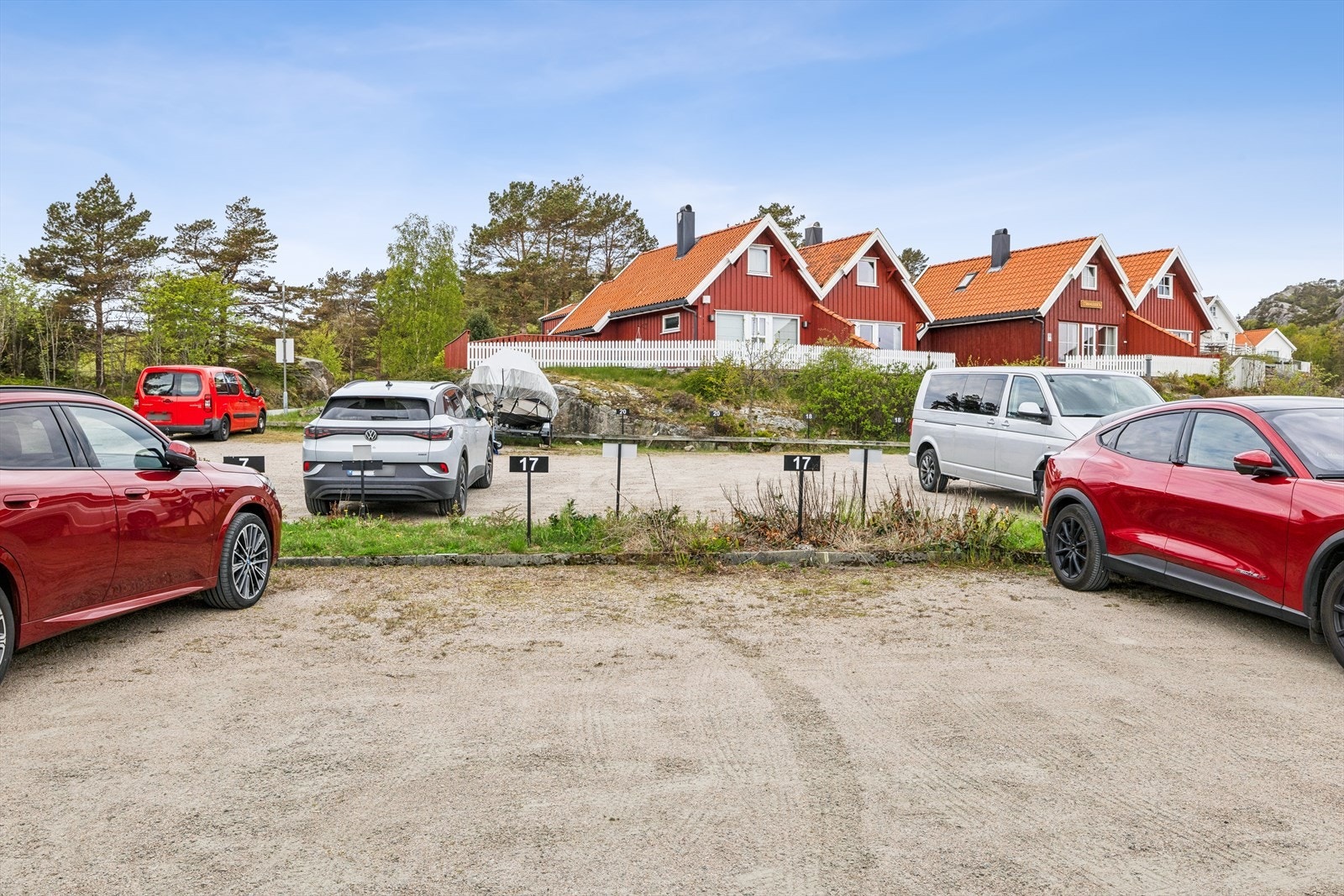 Med hytta medfølger det to parkeringsplasser på felles biloppstillingsplass. Galleribilde