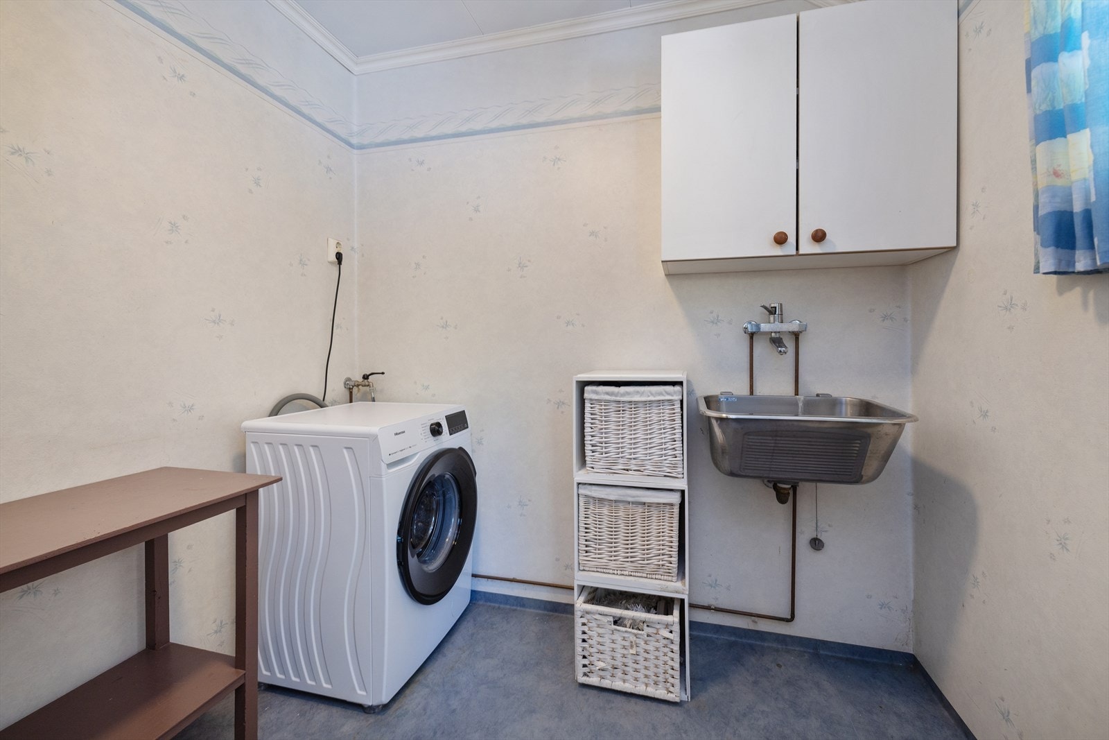 Separat vaskerom med utslagsvask og opplegg for vaskemaskin. Galleribilde