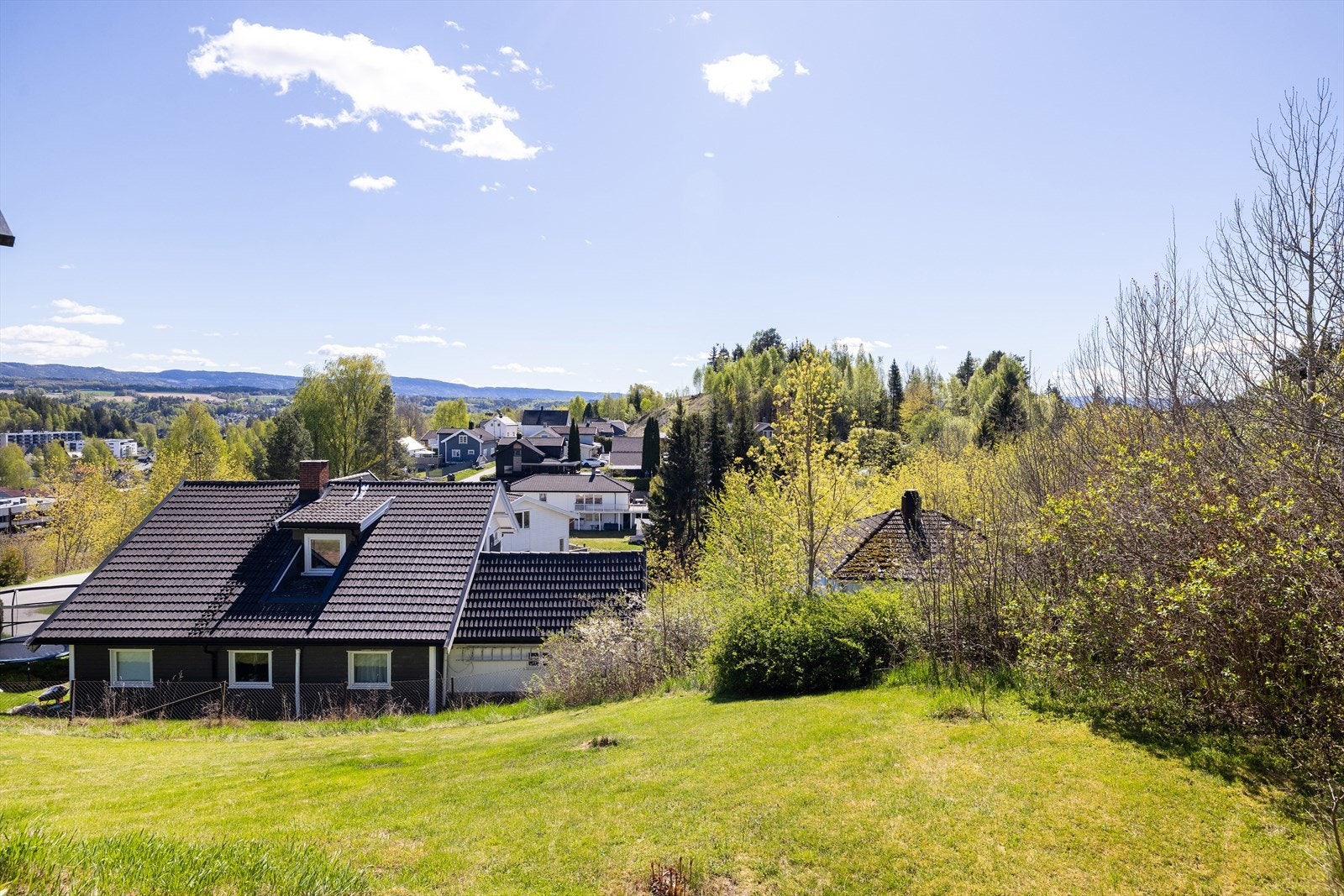 Boligen ligger i et etablert og rolig boligområde. Galleribilde