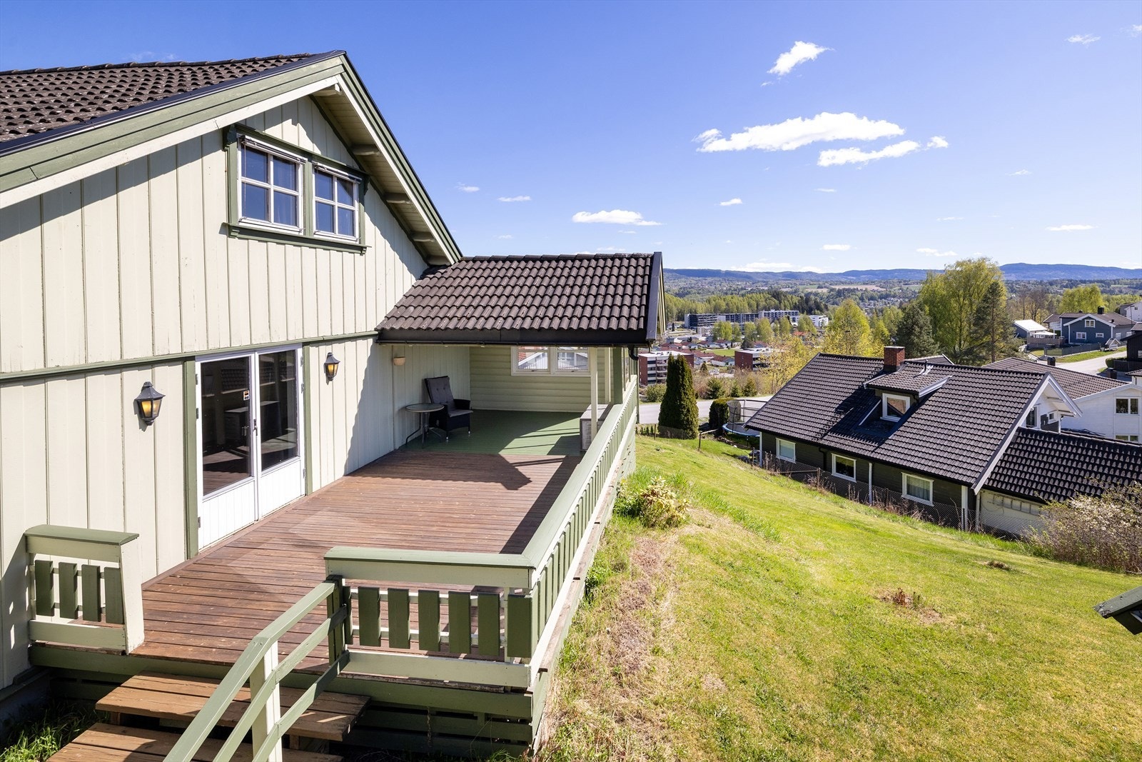 Fra den store, delvis overbygde terrassen har du en flott utsikt over nærområdet. Galleribilde