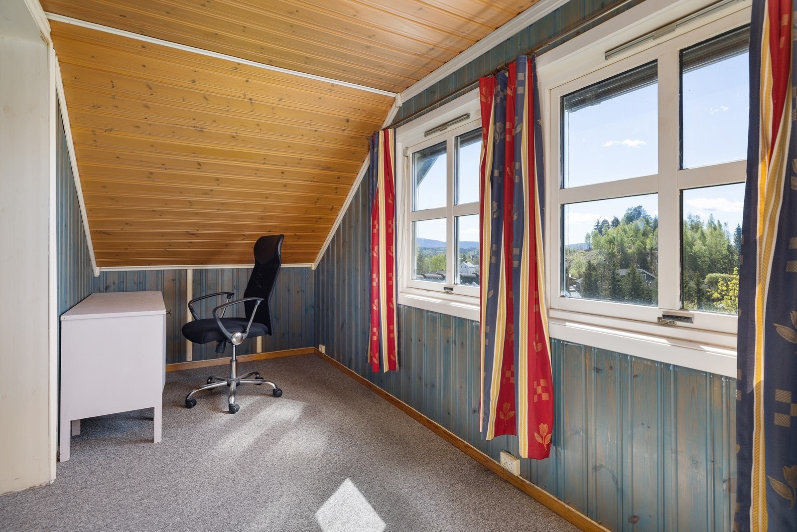 En del av loftstuen egner seg godt som en lys arbeidsplass. Galleribilde
