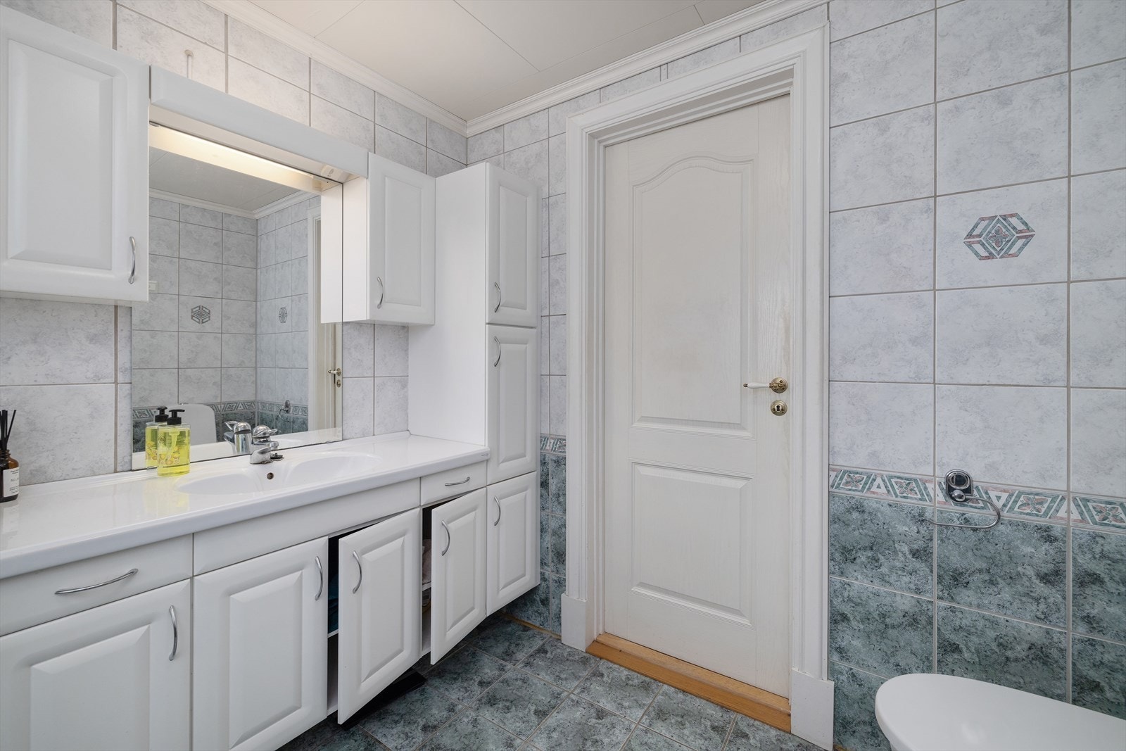 Badet i hovedetasjen er utstyrt med servant i innredning og rikelig med skapplass. Galleribilde