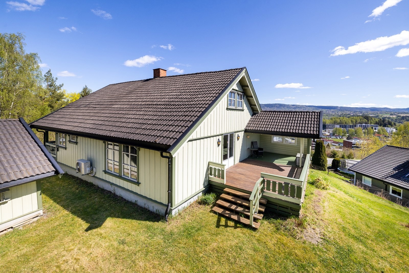 Enebolig med en stor og usjenert tomt Galleribilde