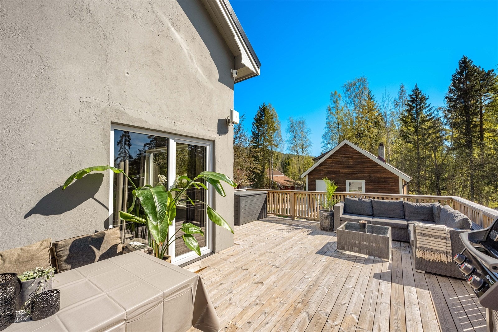 Fra stuen kommer du ut til en stor terrasse med god plass til flere sittegrupper. Galleribilde