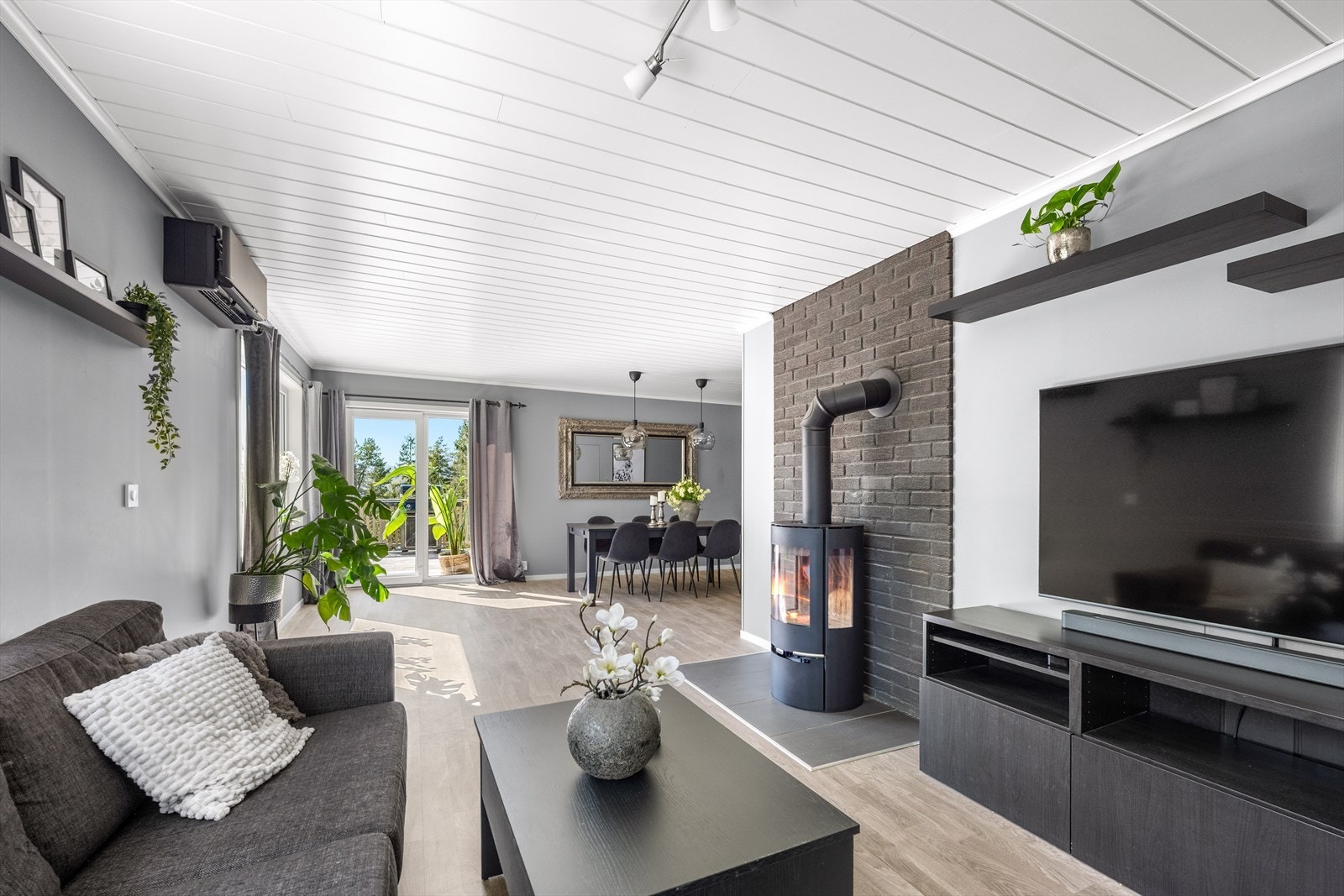 Stuen er romslig og har plass til både sofagruppe og spisebord. Galleribilde