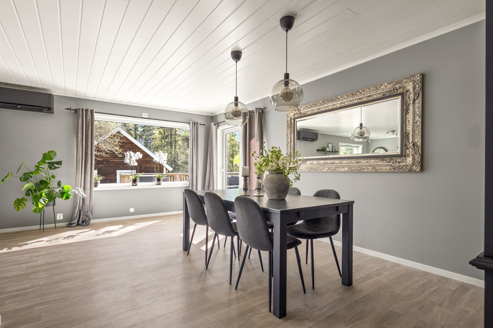 Spisestuen har god plass til langbord og er et naturlig samlingspunkt i boligen. Utgang til stor terrasse herfra. Galleribilde