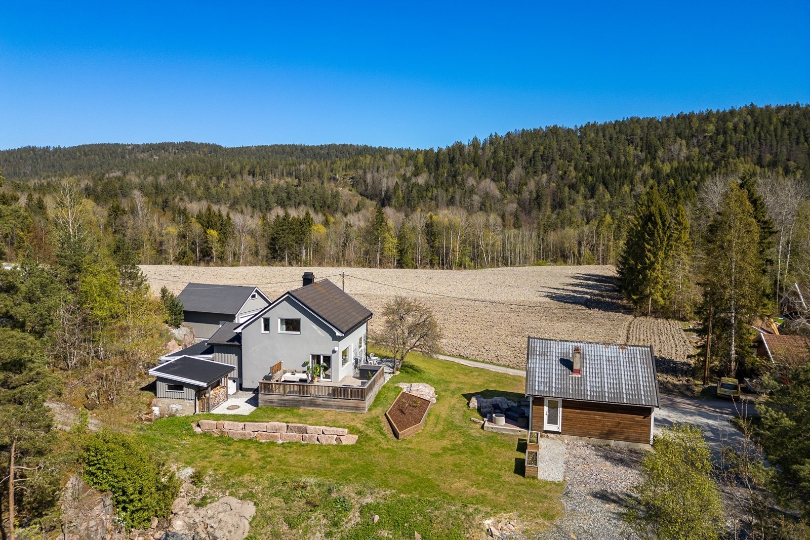 Eiendommen ligger landlig til med stor tomt, en romslig garasje fra 2008 og flere uthus. Galleribilde