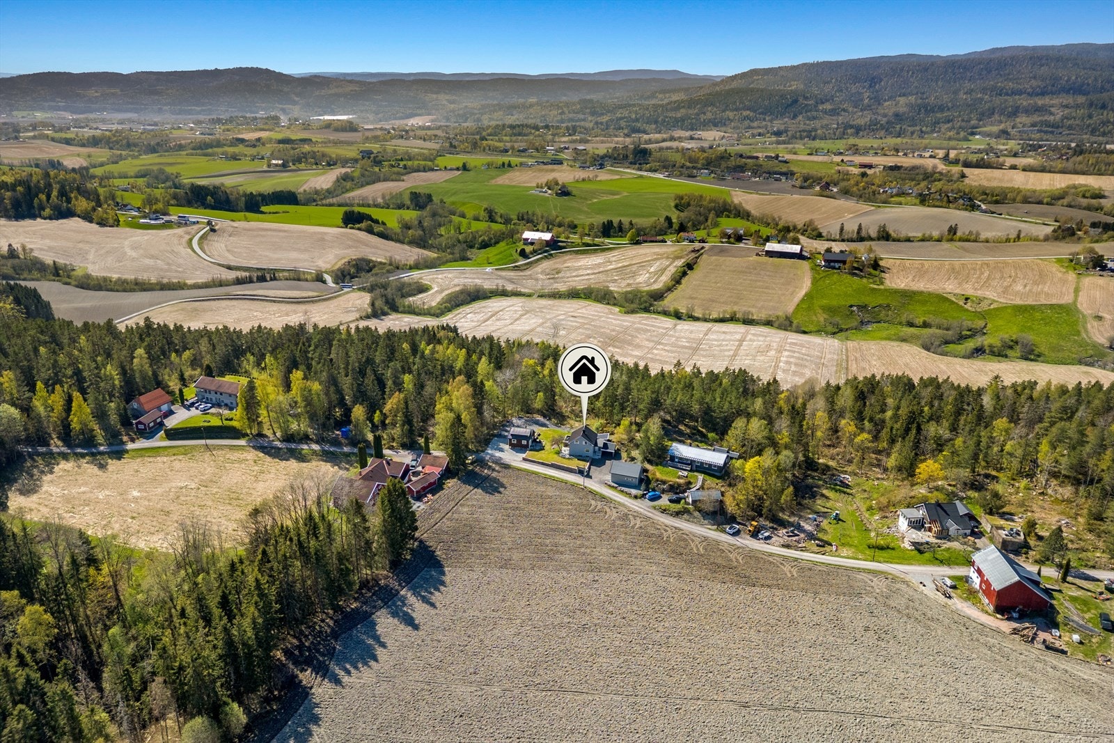 For pendlere er det få minutter til Sande stasjon. Galleribilde