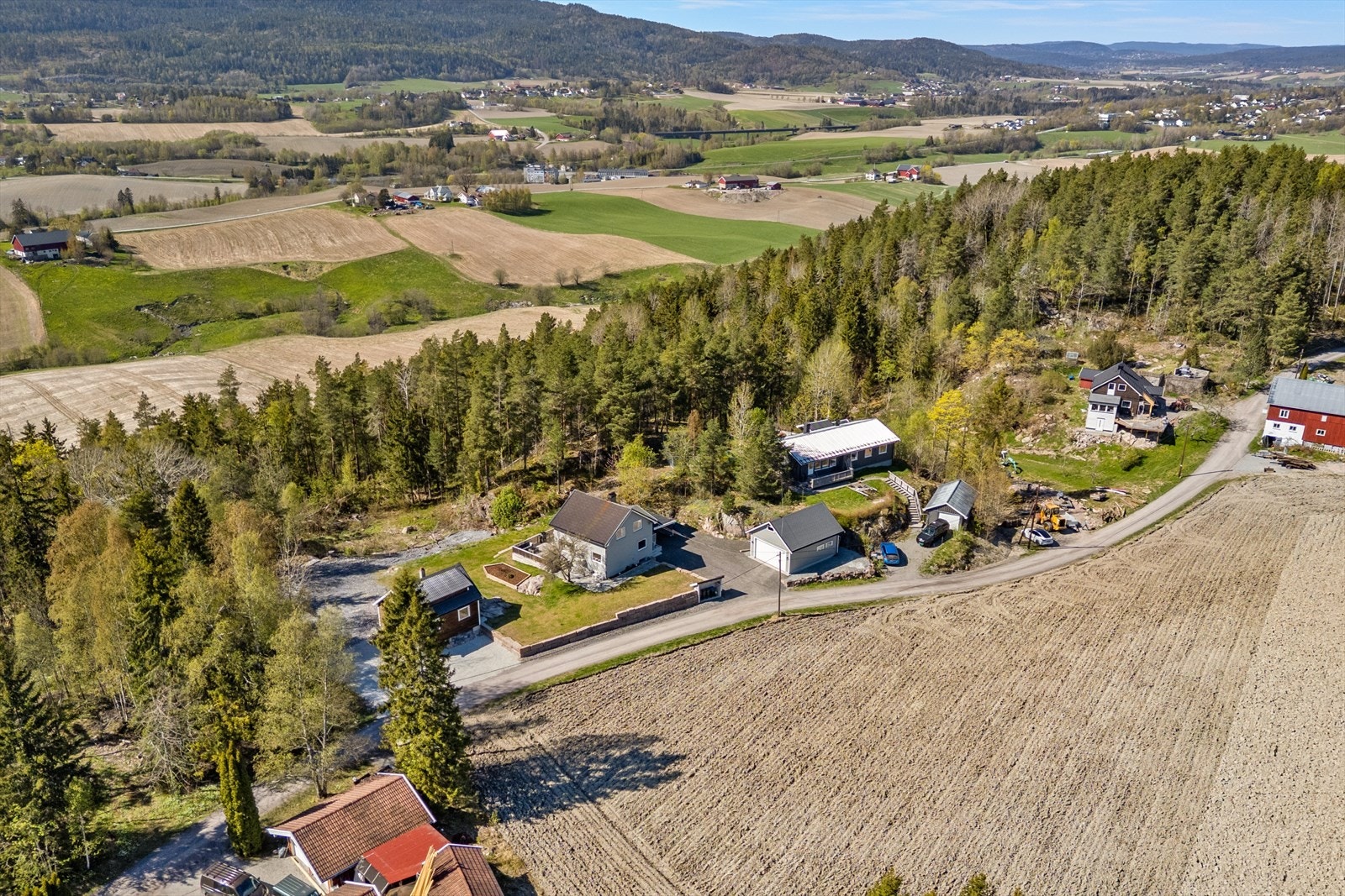 Eiendommen ligger i et landlig og åpent landskap i Holmestrand kommune. Galleribilde