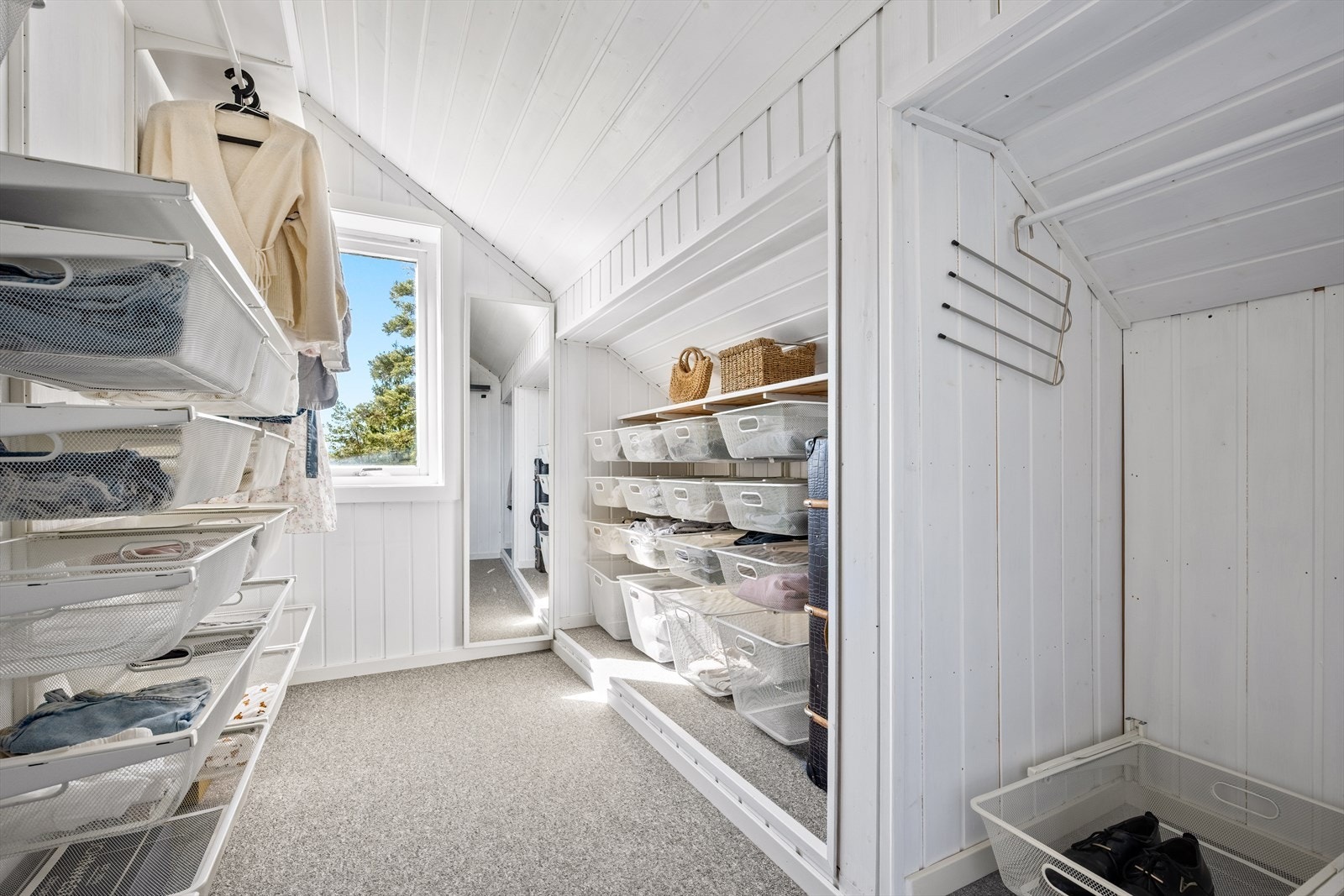 I tilknytning til hovedsoverommet er det etablert en praktisk garderobeløsning. Galleribilde