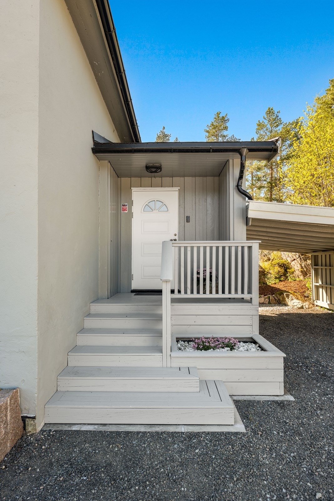 Hovedinngangen har et overbygd inngangsparti og tilknytning til carport. Galleribilde
