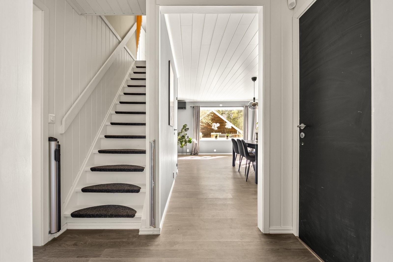Solid trapp leder opp til andre etasje. Galleribilde