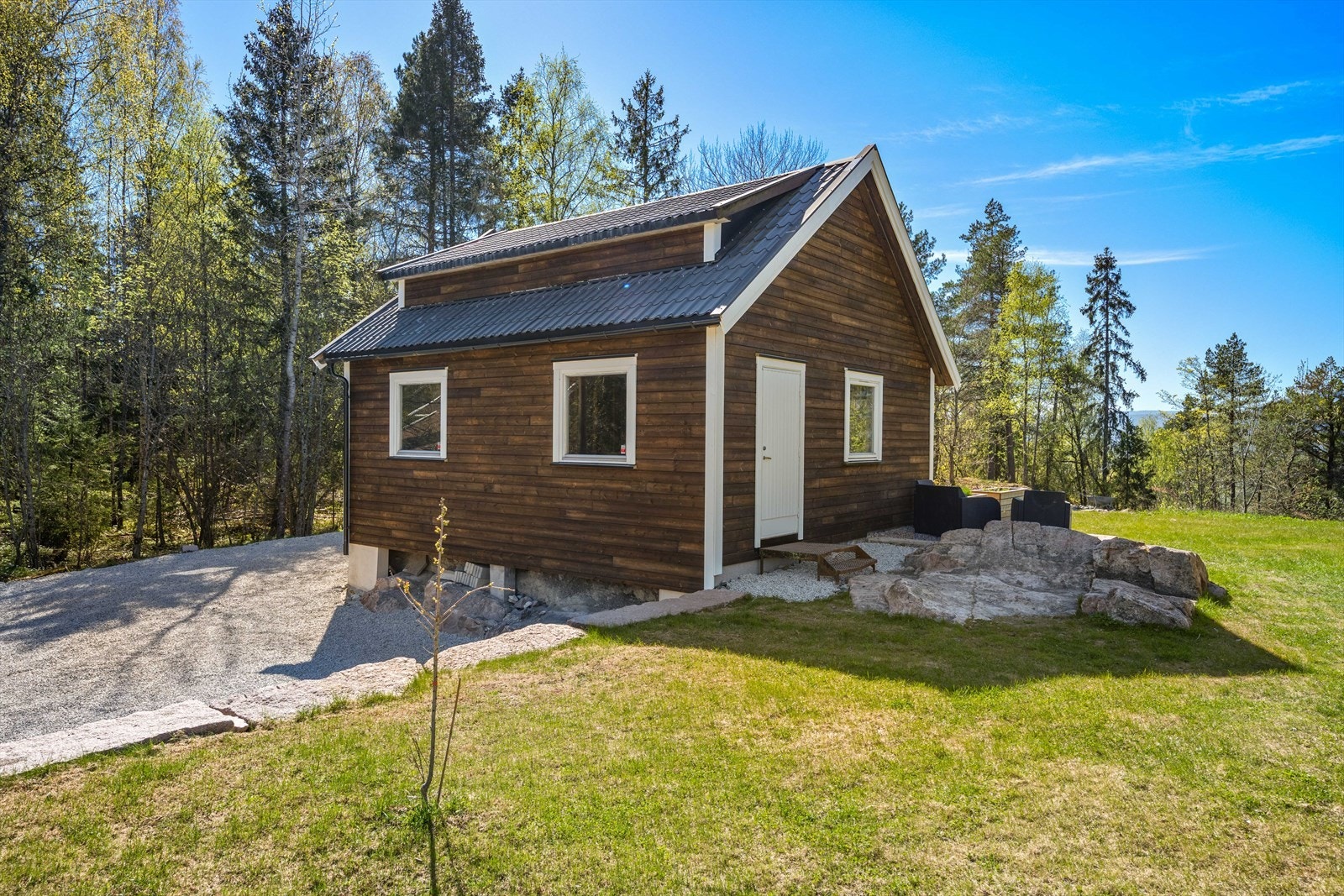 Eiendommen har også et eldre uthus som gir ytterligere lagringsplass. Galleribilde