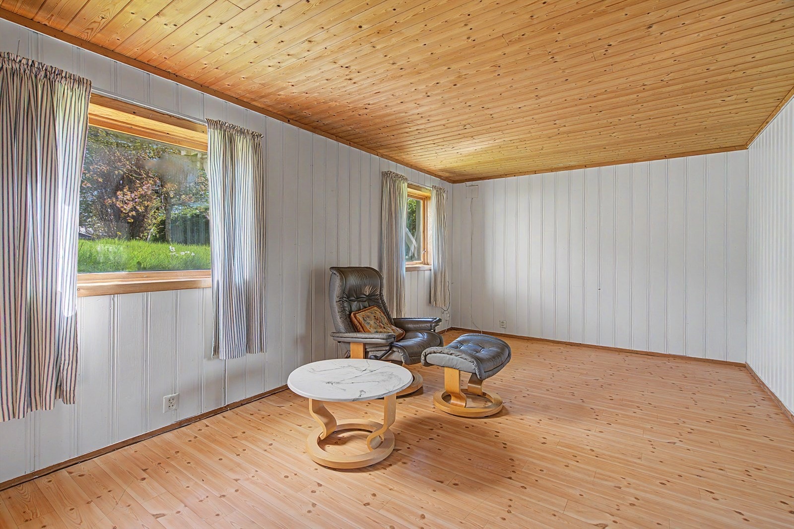 Kjellerstue med gode møbleringsmuligheter Galleribilde
