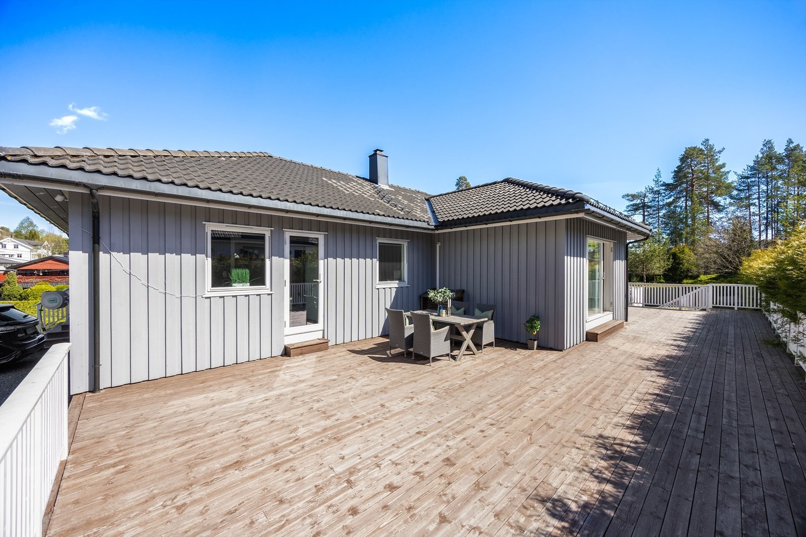 Den store verandaen i trekonstruksjon er et fantastisk uterom med god plass til flere sittegrupper. Galleribilde