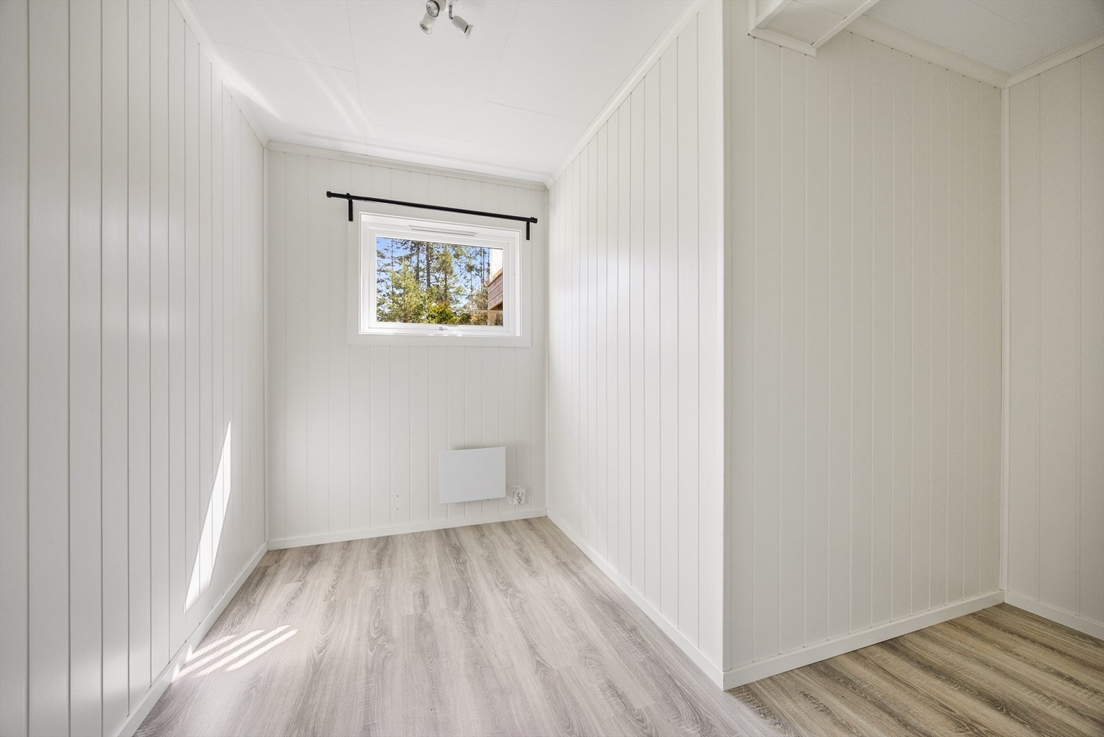 Bod i utleiedelen, benyttet som soverom. Det foreligger ingen ferdigattest for bruksendringen av dette rommet. Galleribilde