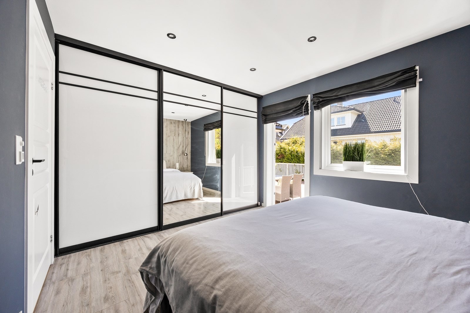 En stor skyvedørsgarderobe med speilfronter gir rikelig med oppbevaringsplass. Galleribilde