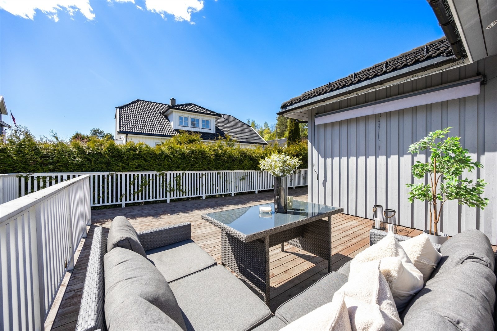 Rekkverket har en høyde på 1 meter, som sikrer uteplassen. Galleribilde