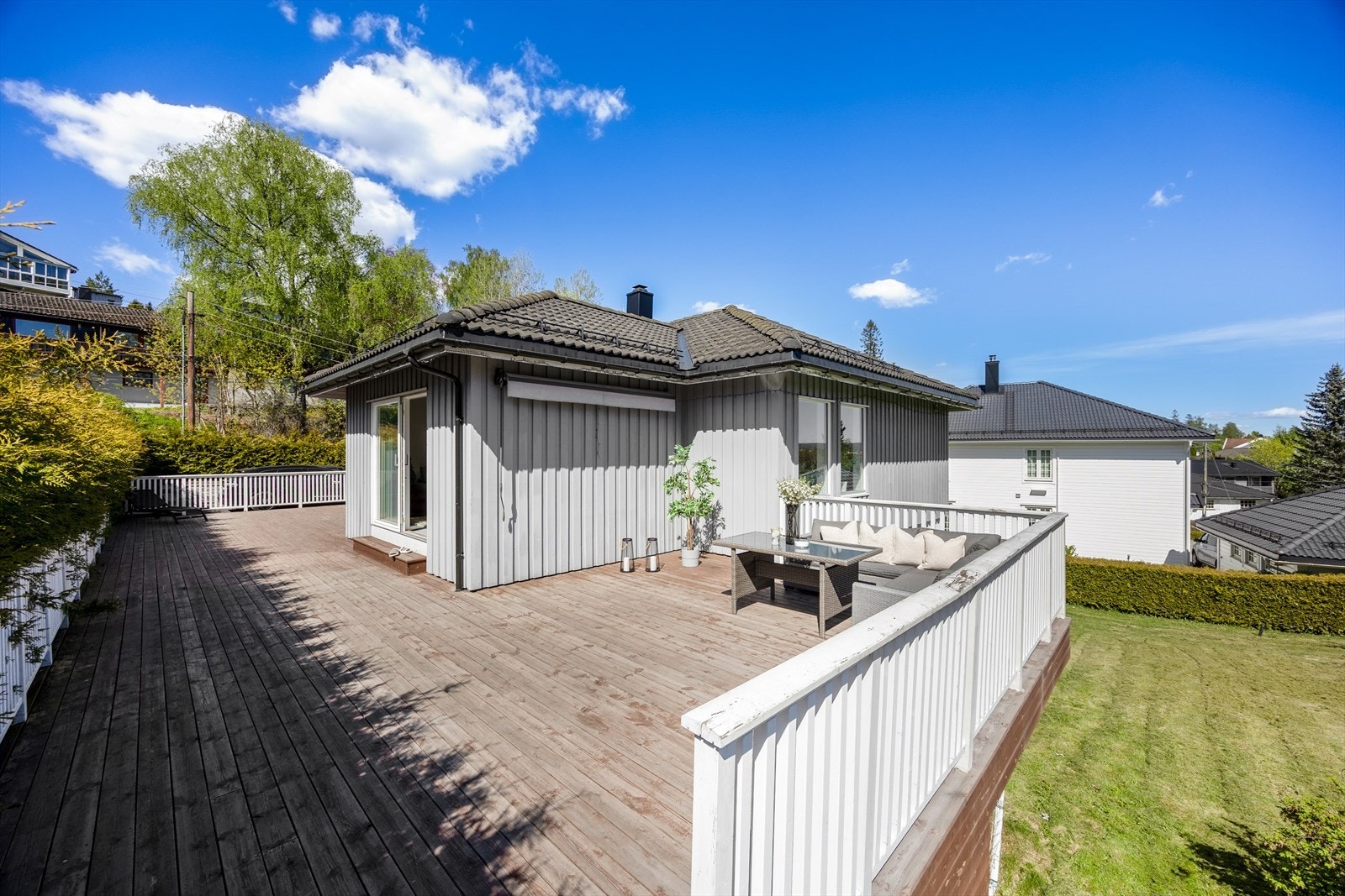 Enebolig fra 2005 med en svært romslig veranda på 98 m². Galleribilde