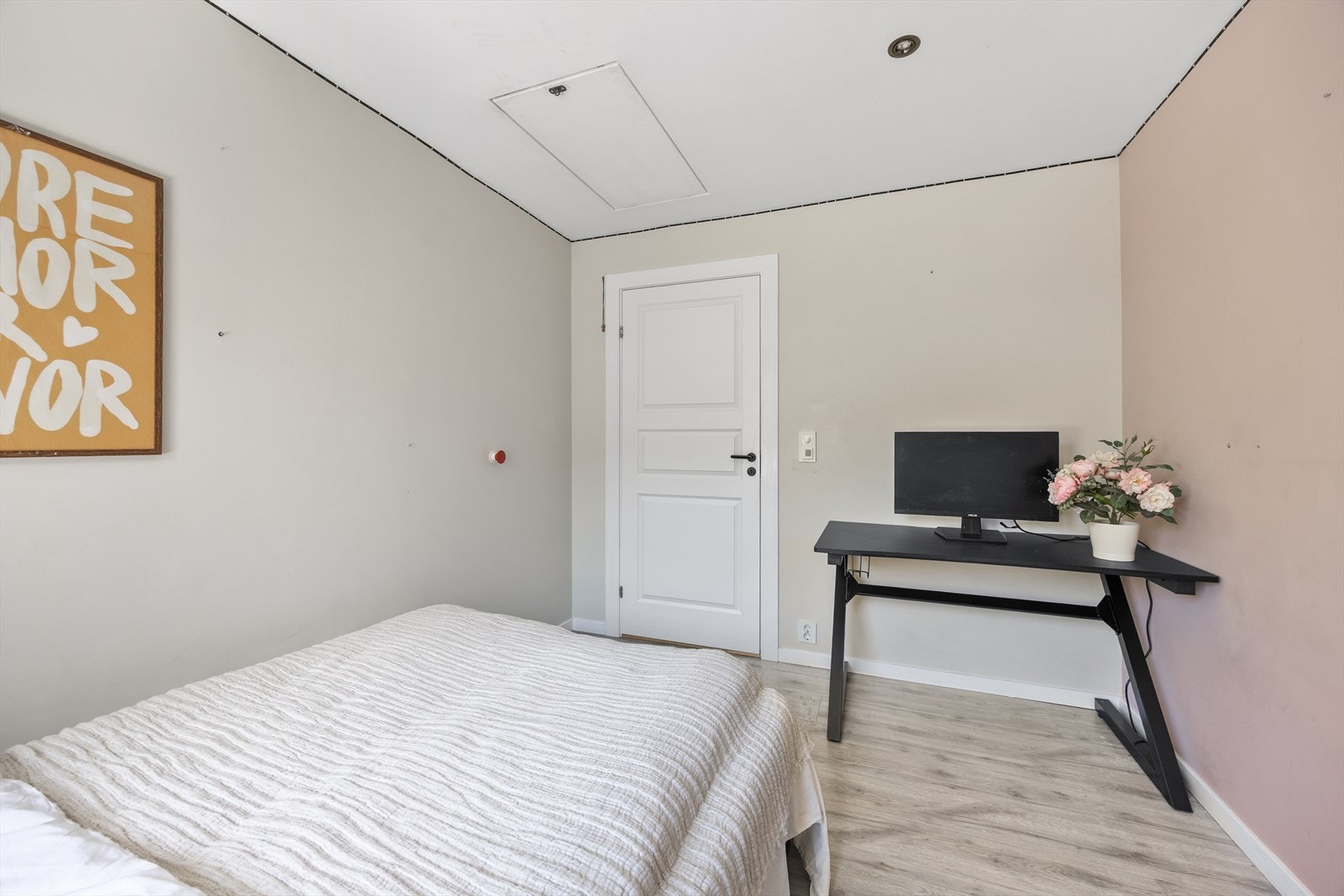 Fra dette rommet er det adkomst til et kaldt loft med gangbart gulv via loftsluke. Galleribilde