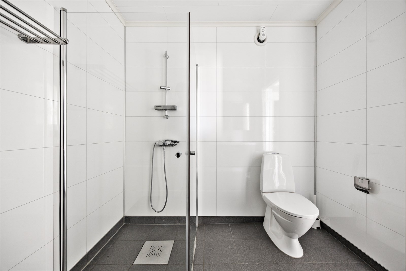 Badet er fra byggeåret og har elektrisk avtrekksvifte. Galleribilde