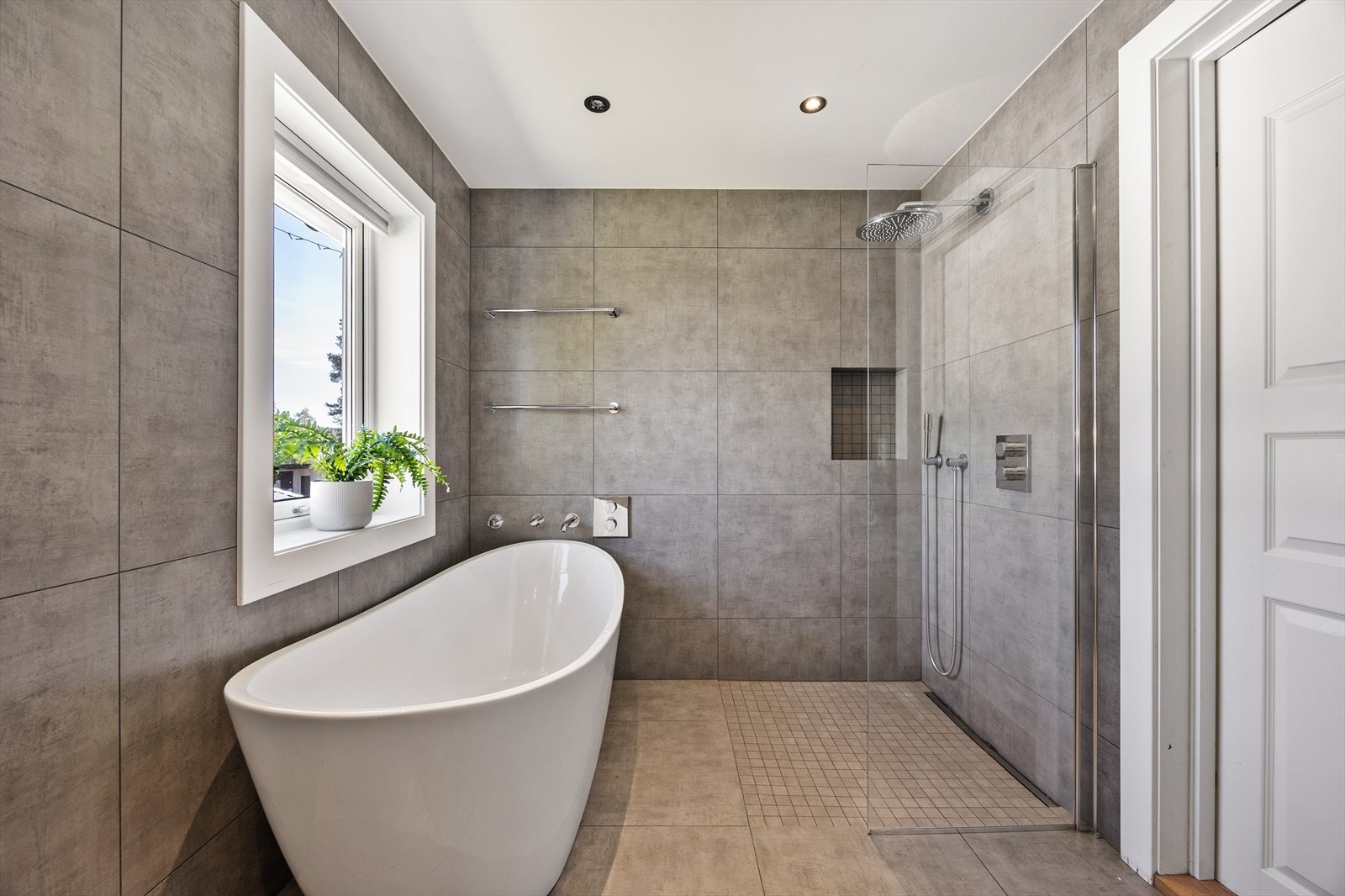 Badet i hovedetasjen ble pusset opp i 2018 og har både frittstående badekar og dusj. Galleribilde