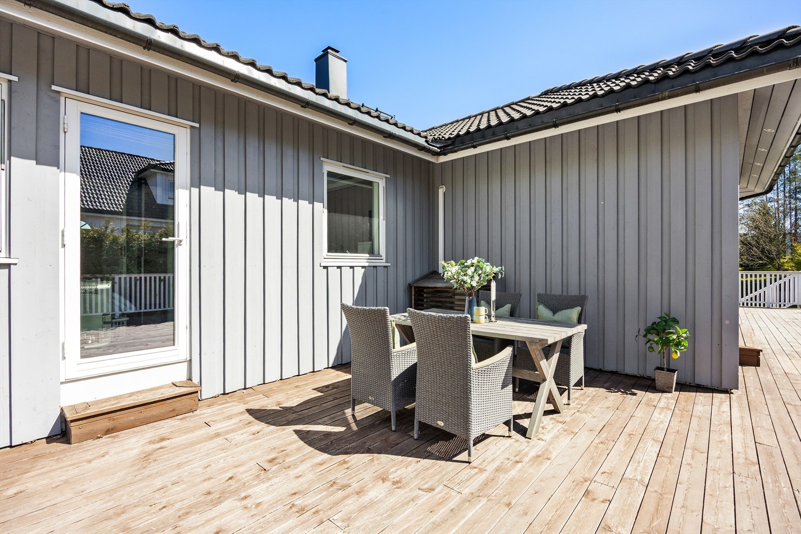 Her er det god plass for både grilling og sosialt samvær. Galleribilde