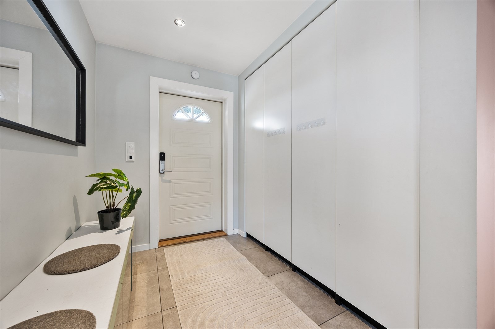 Entréen er flislagt og har varmekabler i gulvet. God plass til oppbevaring i skyvedørsgarderobe. Galleribilde