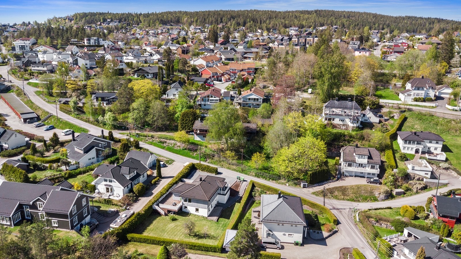 Området er barnevennlig med nærhet til skoler som Nye Fjellhamar skole og barnehager som Grønlia barnehage. Galleribilde