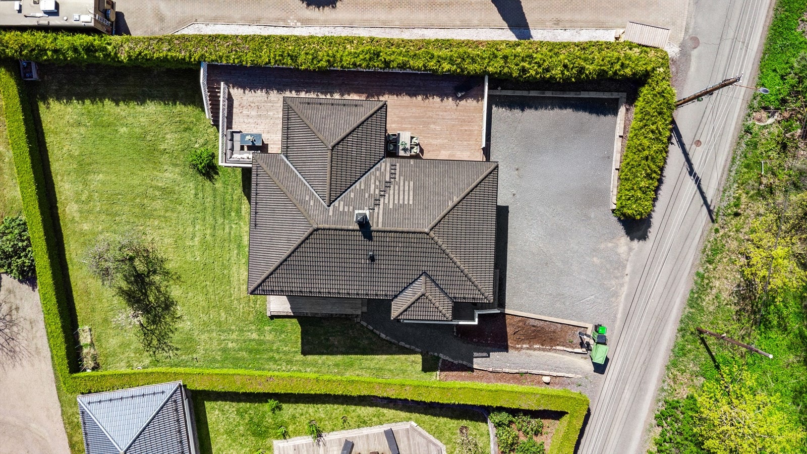 Eiendommen har en sentral og samtidig tilbaketrukket beliggenhet i et etablert boligområde. Galleribilde
