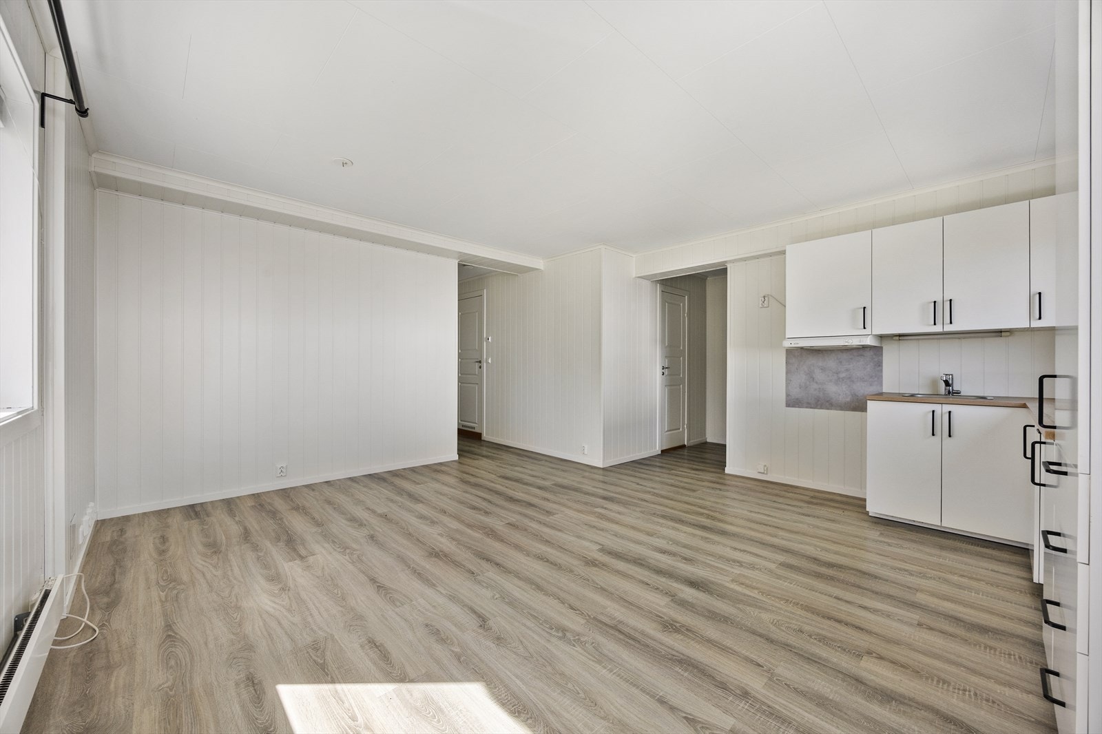 Stuen har laminatgulv og plass til en liten sittegruppe. Galleribilde