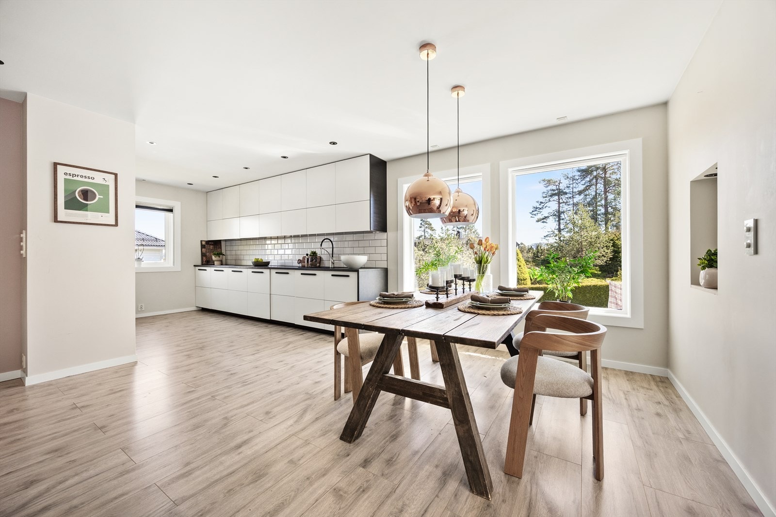 Spisestuen har plass til langbord og er et naturlig samlingspunkt for måltider. Galleribilde