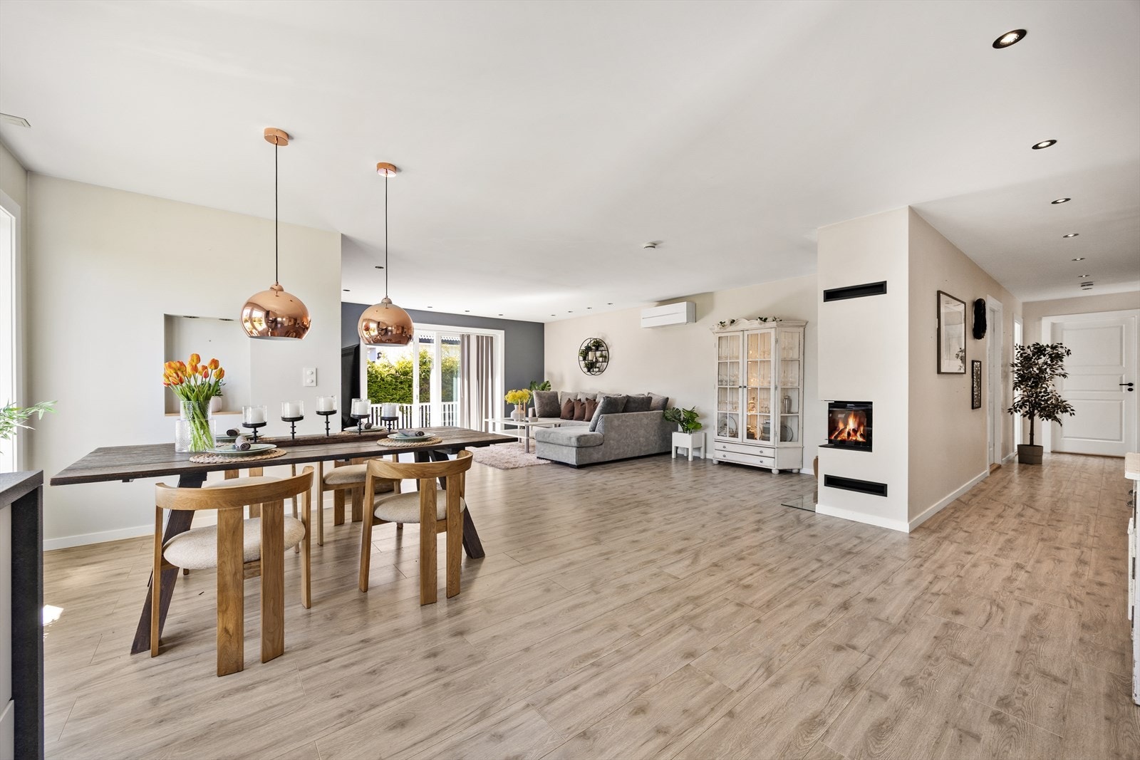 Stuen har en moderne peis som gir ekstra varme og hygge på kalde dager. Galleribilde