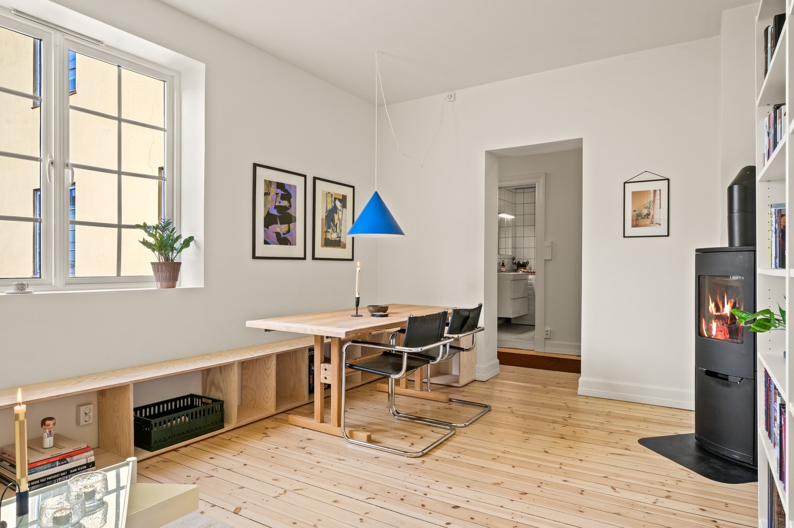 Koselig stue med plass til spisegruppe Galleribilde
