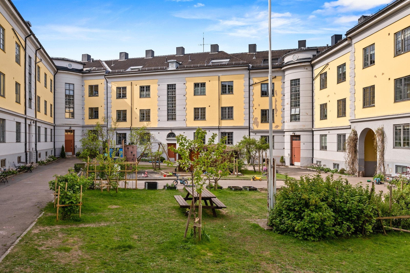 Lekeplass med varierte lekeapparater for de minste Galleribilde