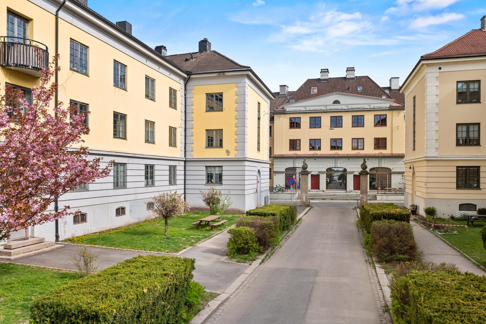 Velholdte, pene bygårder med grønne fellesområder Galleribilde