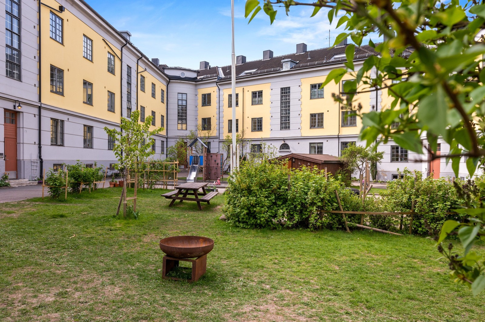 Innholdsrikt og attraktivt felles gårdsrom, pent opparbeidet med asfalterte internveier, belegningsstein og frodig beplantning Galleribilde