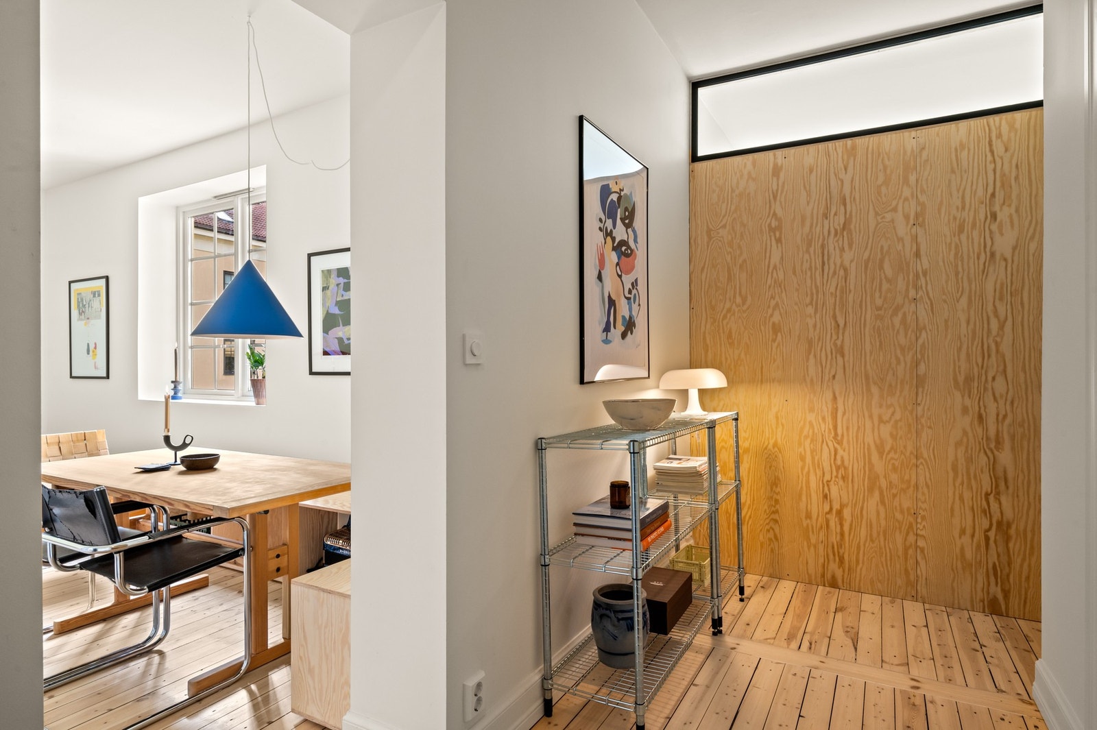 Adkomst til stue fra entré. Den spesialbygde glassveggen slipper lyset inn fra soverommet, til entréen Galleribilde