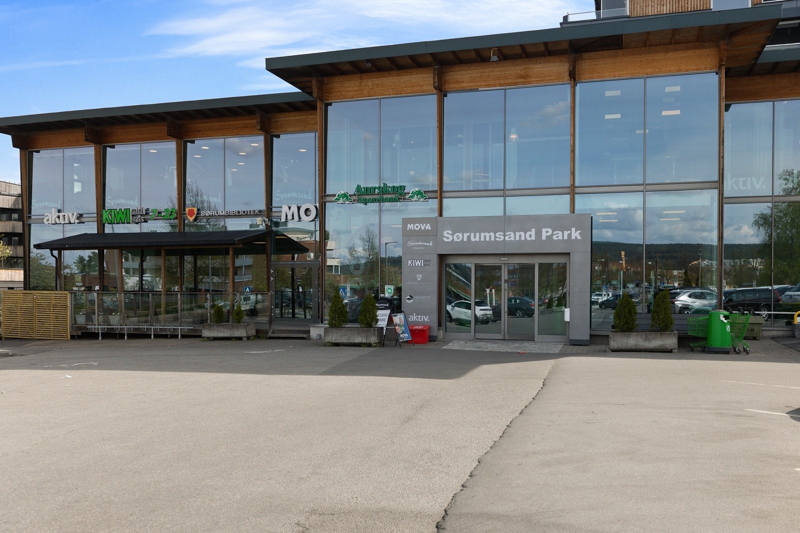 Like over gaten ligger Kiwi, bibliotek, treningssenter, bank og eiendomsmegler. Galleribilde