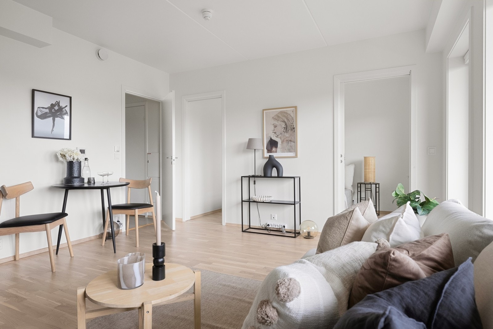 Fra stuen er det adkomst inn til soverommet. Soverommet har adkomst via to skyvedører, noe som gir maksimal plassutnyttelse. Galleribilde