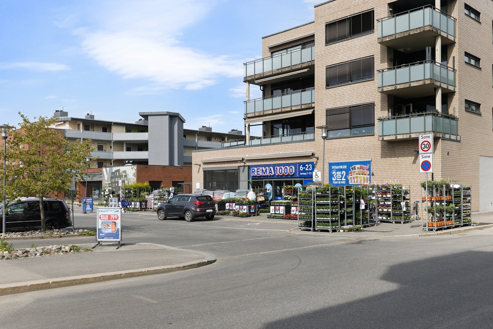 Rema 1000 ligger like ved, så her er det kort vei til hverdagens mathandel. Galleribilde