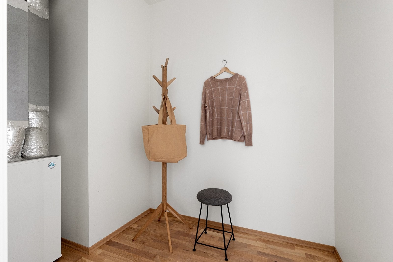Inne i leiligheten er det en praktisk bod i tilknytning til entreen. Dette rommet passer perfekt som et ekstra garderoberom. Galleribilde